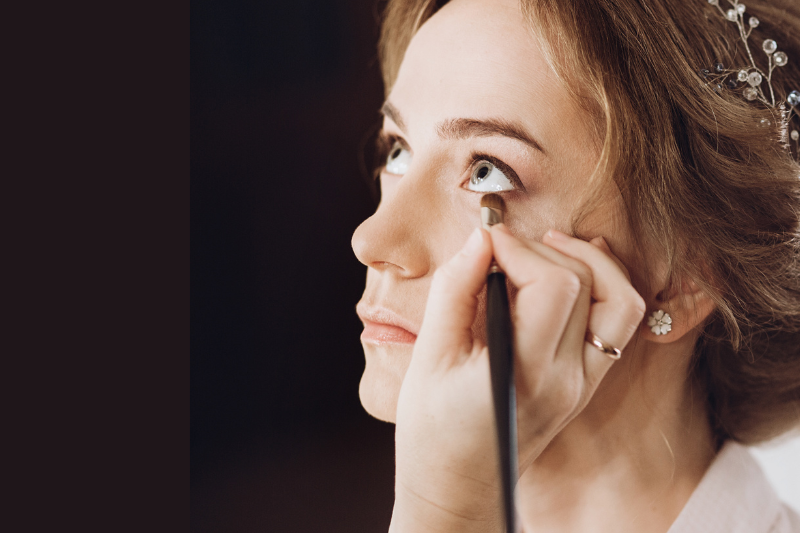 Mujer maquillándose los ojos